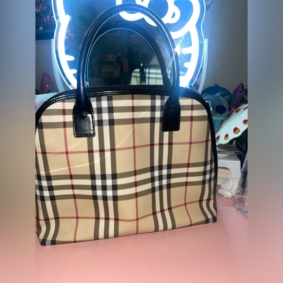 Hello, I am selling my Burberry tote. Never used need gone. - Picture 1 of 2